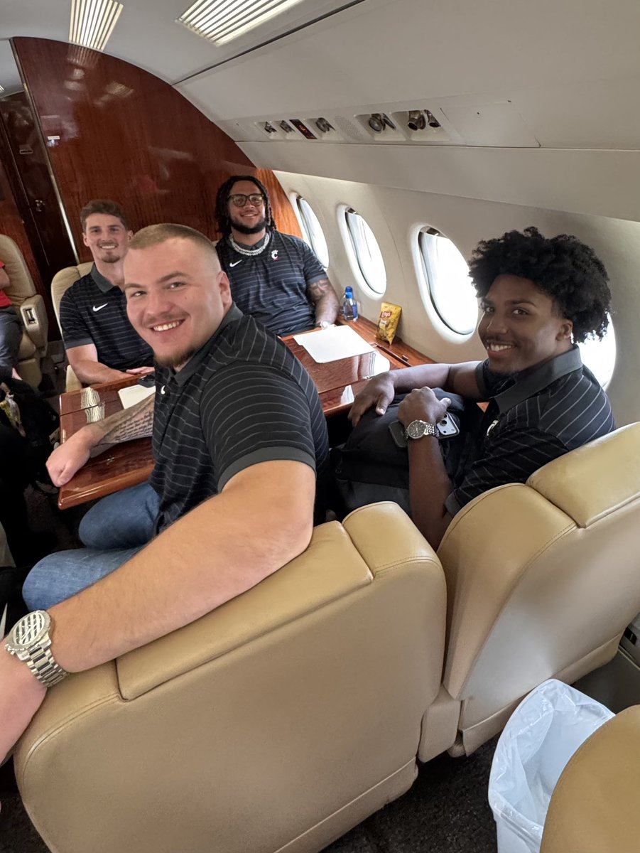 Dan_Hoard's tweet photo. Off to Big 12 Media Days with Taran Tyo, Antwan Peek Jr, JC French IV, and Evan Tengesdahl.
#Bearcats https://t.co/opch0uhdzZ