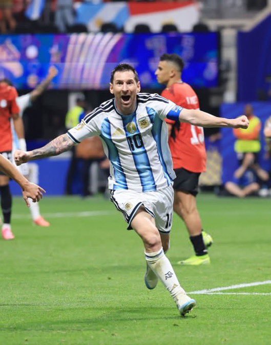DAMSSYOG's tweet photo. No debates tonight... Just appreciate greatness. Lionel Messi. 🐐❤️🇦🇷 If you know football, you know the GOAT. 👑⚽ #Messi #GOAT #Argentina https://t.co/glBNlCUmQK