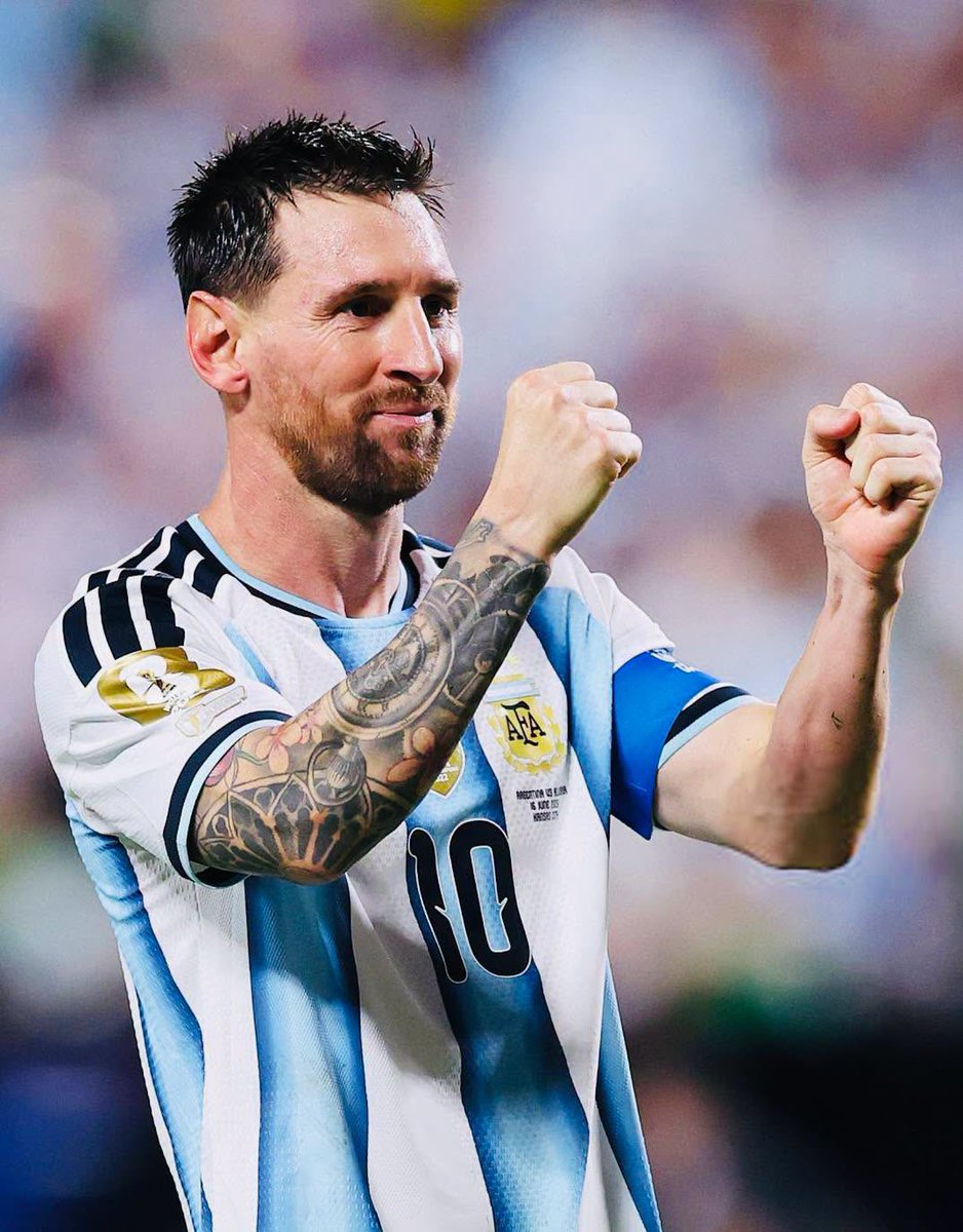 mansorabdalh's tweet photo. الصحافة البرتغالية طفح الكيل من الكهل كرستيانو رونالدو إللي لم يقدم مايشفع له في كأس العالم حتى ينافس فخر الكرة العالمية ميسي https://t.co/tNPbTbiE95