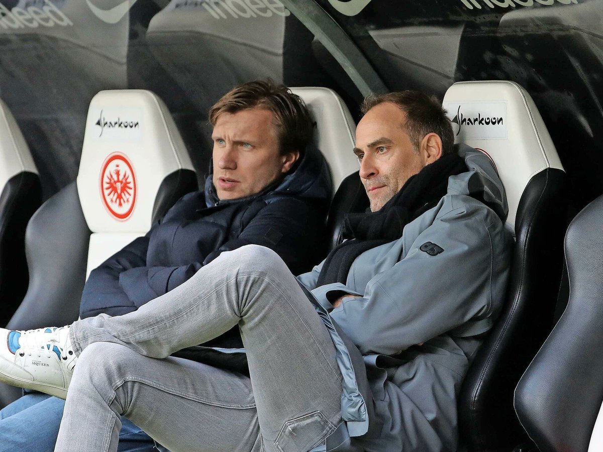 AdlerNews's tweet photo. 🚨 𝐁𝐑𝐄𝐀𝐊𝐈𝐍𝐆: #Krösche soll Klopp-Nachfolger werden!
• Markus Krösche Red Bull-intern Favorit als Sportchef
• Soll Nachfolger von Jürgen #Klopp werden, der Nationaltrainer werden soll
• Noch keine konkreten Gespräche
• Krösche und #Mintzlaff haben Unstimmigkeiten der Vergangenheit ausgeräumt
• Mit seinem Netzwerk wäre der Sportvorstand der @Eintracht der bestmögliche Kandidat
• Auch Thierry Henry und Roger Schmidt bei Red Bull im Gespräch
• Mario Gomez wohl ein Kandidat für den #DFB
🗞 BILD
#SGE 🦅