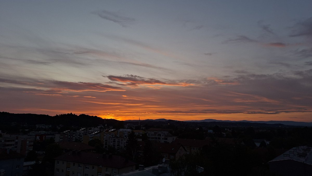 may62161's tweet photo. Another golden hour 🌅
#sunset #tuesday #night #sky #clouds #photography #selfphone https://t.co/TRYqfKhXCQ
