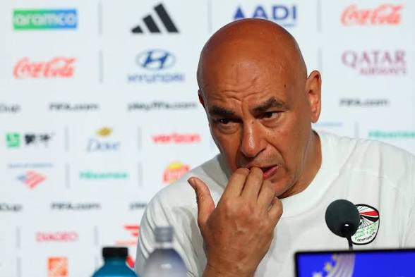 okdobleamarilla's tweet photo. 👀Las fuertes declaraciones de Hossam Hassan, entrenador de Egipto luego de la derrota ante Argentina

🗣️“Desde la Selección Argentina se ejerció presión sobre el árbitro. Hablaron toda la previa de que era francés"

🗣️"Hemos merecido la victoria. No ha habido respeto ni juego limpio"

🗣️"Se desestimó un penal que tendría que haberse revisado. El segundo gol fue anulado de manera sorpresiva por algún motivo"