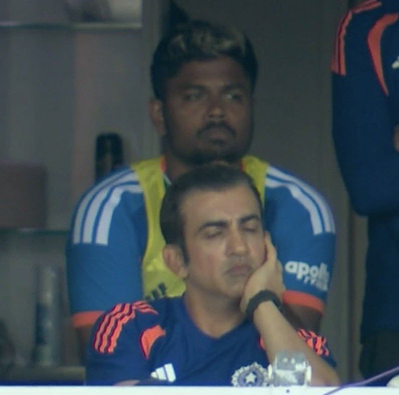 Mahi_Patel_07's tweet photo. My bro Sanju Samson is trying so hard not to laugh 😭😭 https://t.co/FdHG1ikM49