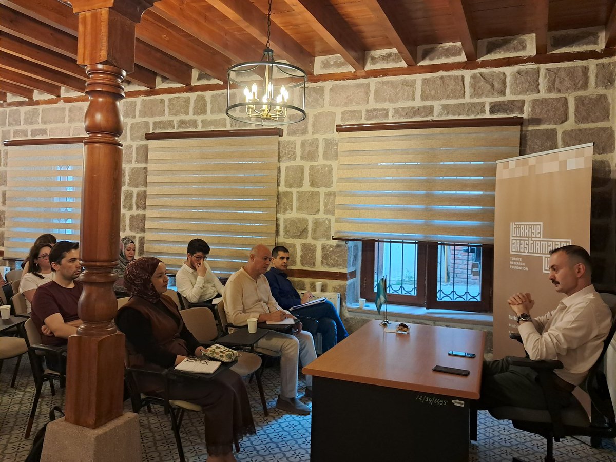 tavakfi's tweet photo. Ankara Yaz Seminerlerimiz kapsamında Bekir İlhan (@bekirilhan93), ABD Dış Politikası başlıklı dersi gerçekleştirdi. https://t.co/q2lNDzgkcf
