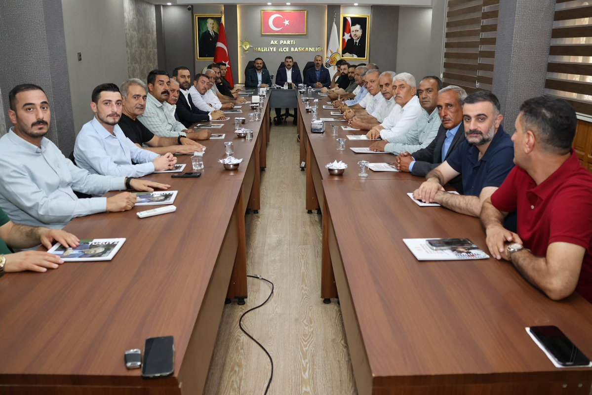 mbagmanci63's tweet photo. TBMM İdare Amirimiz ve Şanlıurfa Milletvekilimiz Sayın İbrahim Eyyüpoğlu, İlçe Koordinatörümüz Serhat Akayalp, Kadın Kolları Başkanımız Fatma Ocak, Gençlik Kolları Başkanımız Mehmet Doğan Salar ve ana kademe yönetim kurulu üyelerimizin katılımıyla AK Parti Haliliye İlçe Başkanlığının haftalık olağan yönetim kurulu toplantısını gerçekleştirdik.

Toplantımızda, Haliliye'miz genelinde sürdürdüğümüz saha ve teşkilat çalışmalarımız hakkında Sayın Milletvekilimizi bilgilendirdik.

Değerli destekleri ve teşrifleri için Sayın Milletvekilimize şahsım ve teşkilatım adına teşekkür ediyor, toplantımızın hayırlara vesile olmasını diliyorum.

#AKHaliliye #AKParti #MustafaBağmancı #Şanlıurfa #Ankara #Göbeklitepe #Haliliye #Karaköprü #Eyyübiye #Harran #Akçakale 

@RTErdogan @abuyukgumus @bybekirbozdag @acarfaruka @AKGMTeskilat @hakanaksu058 @ibrahimeyyupogl @farukaytek @ensartopcu @milhamigunbegi @fatmaocak0663 @MDOGANSALAR_TR @AkHaliliiye @AkHaliliyeKadin @akgenchaliliyee