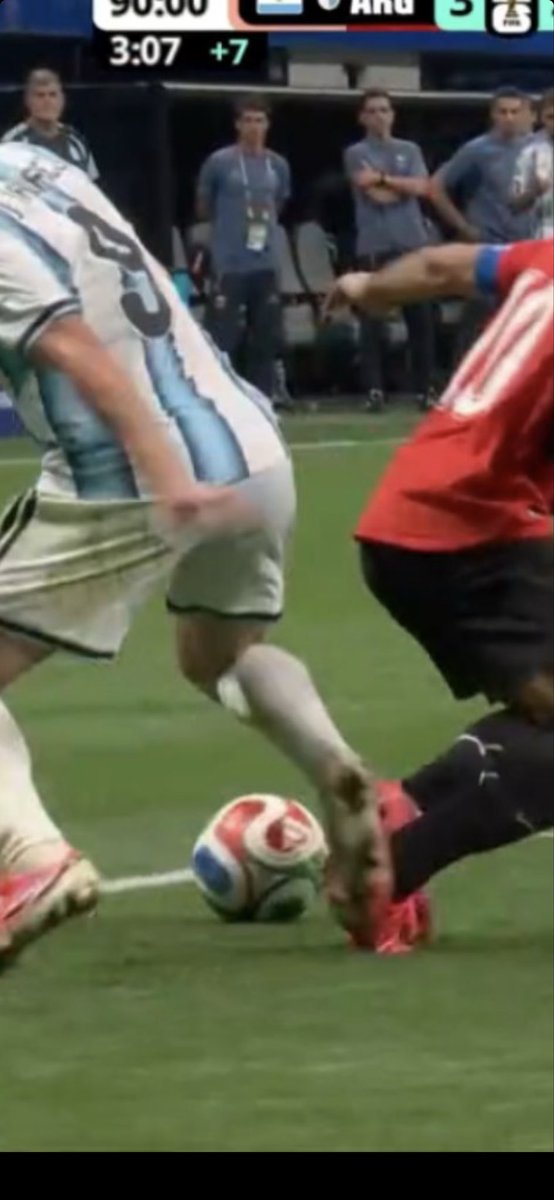mauriciocr's tweet photo. @MatthuAsia @Cr7stianismo_ En la repetición se ve que lo pisa con la punta. No se puede justificar lo injustificable, se mide con varas distintas https://t.co/qMhhFzBiFQ