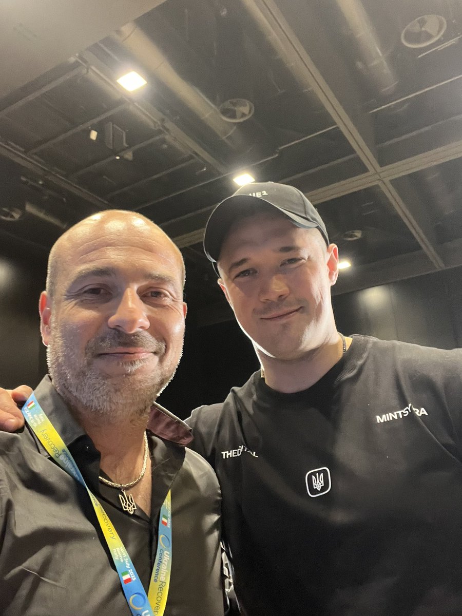 marsetac's tweet photo. Giovane, caparbio e geniale. @FedorovMykhailo sta cambiando le regole della guerra e ha messo la sua esperienza di Ministro dell’innovazione tecnologica al servizio della Difesa dell’Ucraina. Capirete perchè questa foto mi rende particolarmente orgoglioso.

#SlavaUkraïni 🇺🇦❤️💪 https://t.co/YRFWmFCvjN