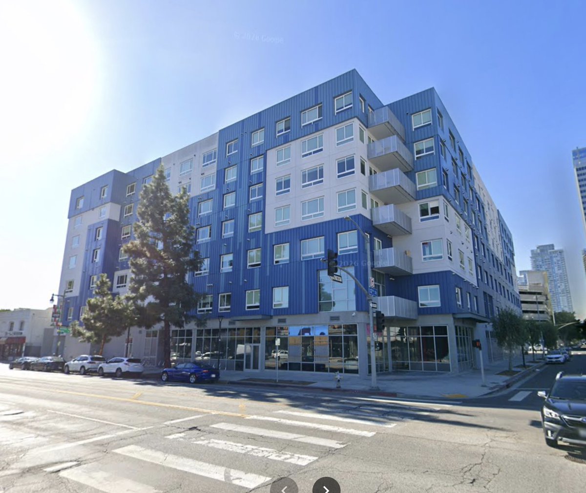 CohenSite's tweet photo. Under LA's new "Objective Design Standards" for historic districts, the building on the left would be prohibited, and the building on the right would be encouraged https://t.co/jHUQW0Xep7