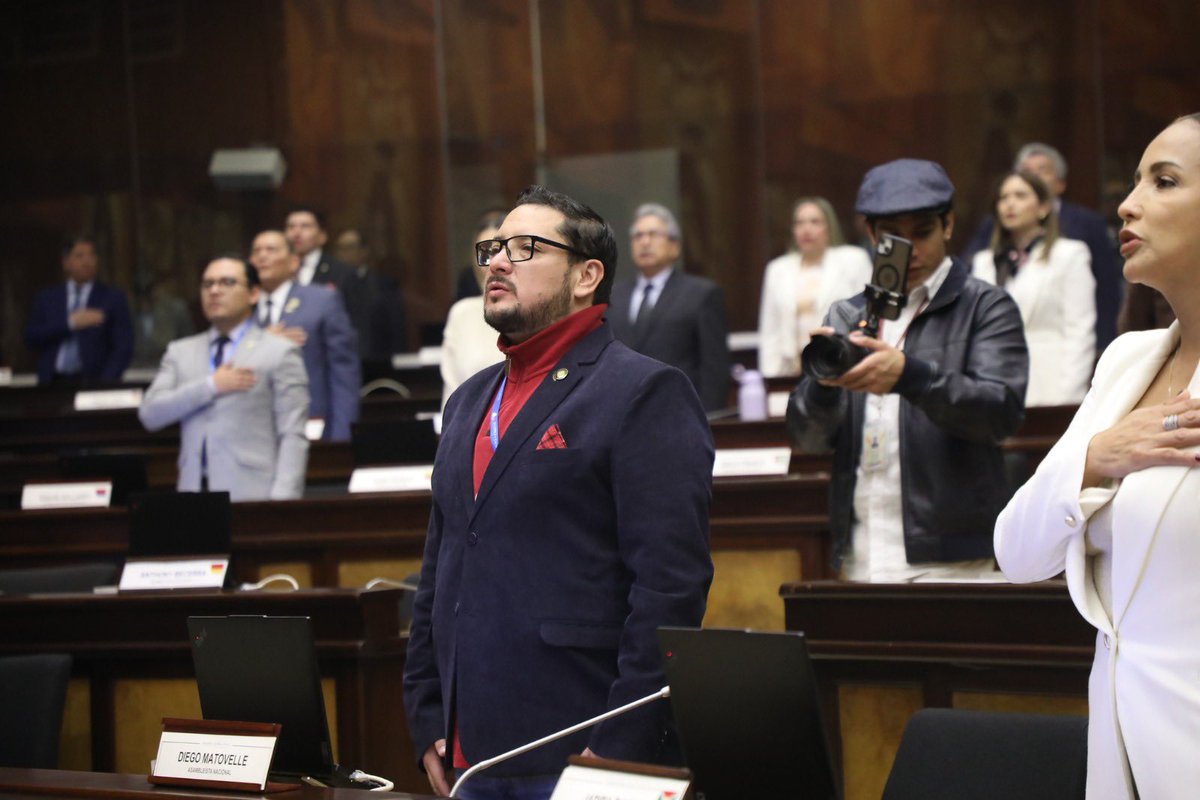 DiegoMatovelle's tweet photo. ‼️Avanzamos con leyes que le hacen bien al País‼️

#leydeextradición 

Hoy en la @asambleaecuador, y por unanimidad aprobamos el proyecto de Ley de Extradición que se llevó bajo el segundo debate y propuesta por nuestra @BancadaADN 

Este proyecto constituye una modernización integral del régimen de extradición ecuatoriano, asegura
cooperación penal eficaz, fortalece la lucha contra la criminalidad transnacional y garantiza respeto al
debido proceso.

La Comisión evidencia que, sin esta ley el país no
puede responder eficazmente al crecimiento del
crimen organizado y la movilidad transnacional de
personas requeridas.

Avanzamos por buen camino 🙌🏻
