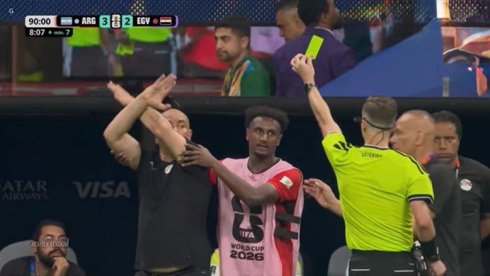 ActuFoot_'s tweet photo. Hossam Hassan, sélectionneur de l’Égypte 🇪🇬, a vécu la fin de match face à l’Argentine 🇦🇷 en étant incontrôlable.

Il a d’abord indiqué à Monsieur Letexier avoir subi du racisme en faisant le geste et a finalement écopé d’un carton jaune. 🟨

Il s’est ensuite pointé furieux devant un supporter brandissant le drapeau d’Israël 🇮🇱.