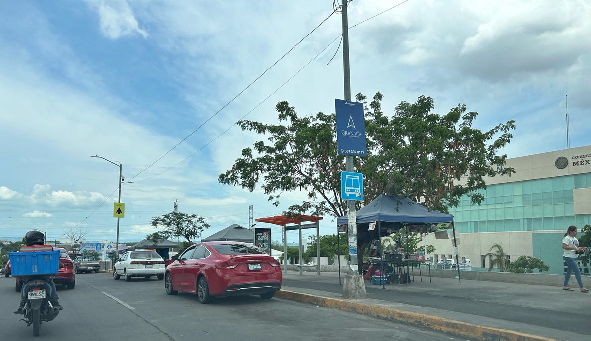 MauShmall's tweet photo. @SSPyTM_Culiacan Hoy como todos los días, se encuentran autos estacionados en línea amarilla y en la parada del camión. Se requiere intervención de tránsito. 🚨reporte ciudadano 🚨 https://t.co/AaDtgRNDYv