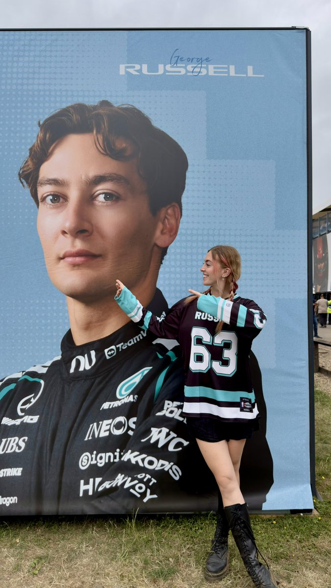 grusscedes's tweet photo. race day snaps 📸🏁 @GeorgeRussell63 @MercedesAMGF1 https://t.co/TgoAoiZYX1