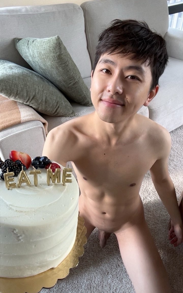 ericnvee's tweet photo. It’s my birthday! Eat me?! 🎂 https://t.co/3TPKw5bdKC