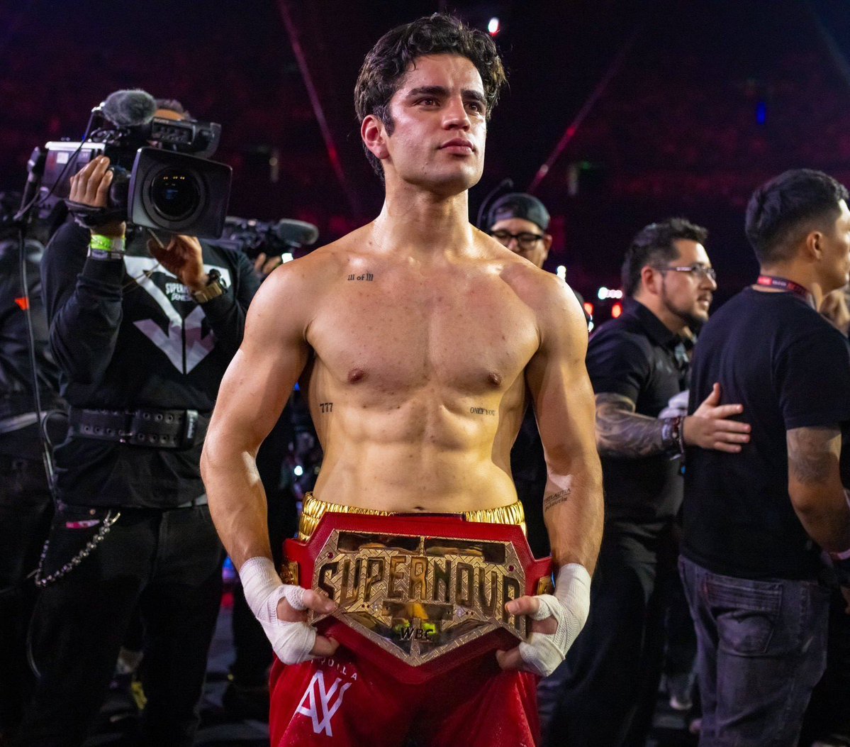 Gerarquinta's tweet photo. @supernovaboxing Liderando como siempre, el mejor  campeón que puede haber @ArnMercurio 😎🥊 https://t.co/3hLwBJY7ps