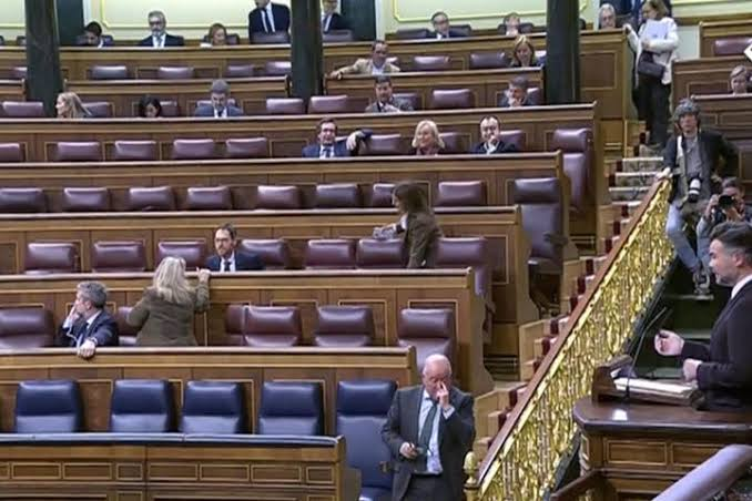 65_rodero's tweet photo. ¿ Cómo catalogamos el absentismo del pp en el Congreso? si no van que no cobren. https://t.co/mhNGPlO9dP