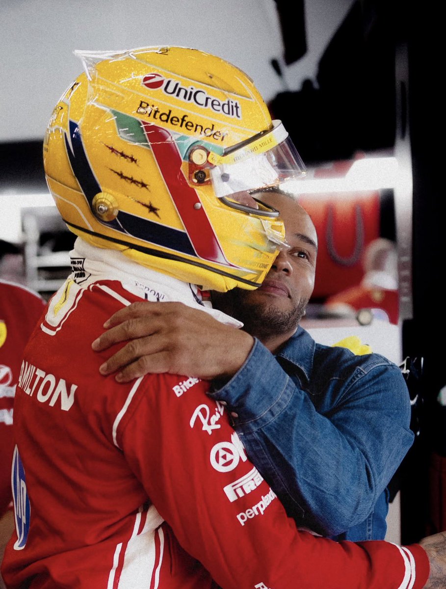 fiagirly's tweet photo. Lewis shared pictures with his mum and his brother at Silverstone: “home sweet home” 🥺🥺❤️‍🩹❤️‍🩹 https://t.co/xrvJo9SXrt