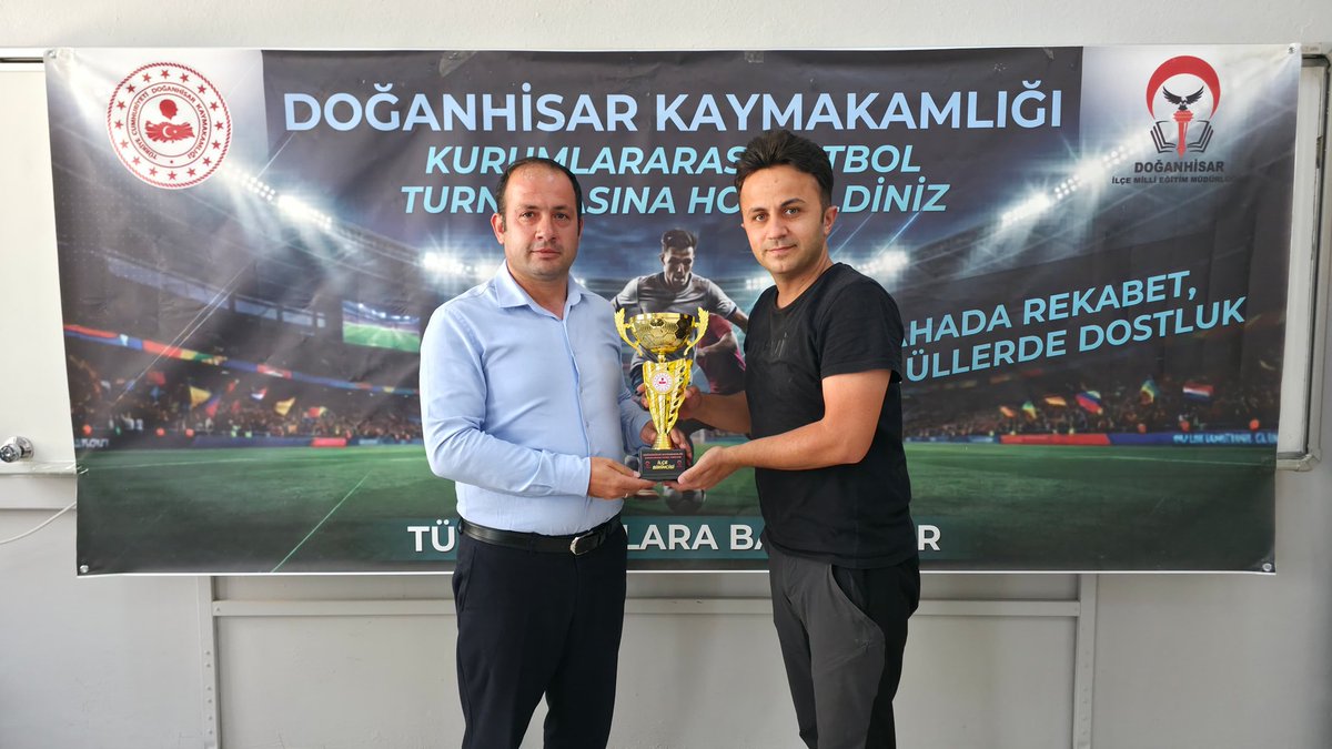 DoganhisarM's tweet photo. 📌 Doğanhisar Kaymakamlığı ile İlçe Milli Eğitim Müdürlüğü koordinasyonunda gerçekleştirilen Doğanhisar Kurumlar Arası Halı Saha Turnuvası’nın Ödül Töreni gerçekleştirildi. https://t.co/c1d2JJmi54