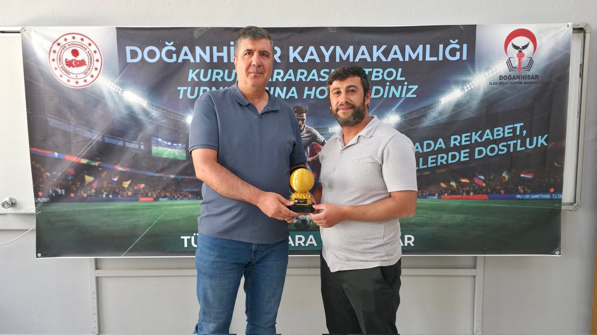 DoganhisarM's tweet photo. 📌 Doğanhisar Kaymakamlığı ile İlçe Milli Eğitim Müdürlüğü koordinasyonunda gerçekleştirilen Doğanhisar Kurumlar Arası Halı Saha Turnuvası’nın Ödül Töreni gerçekleştirildi. https://t.co/c1d2JJmi54