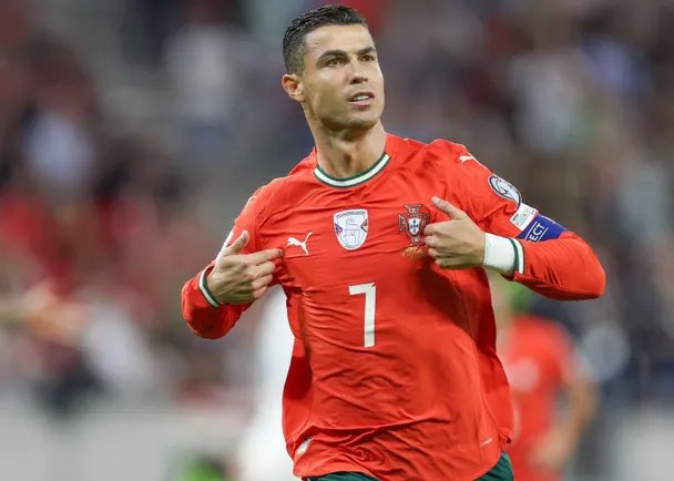duf_7's tweet photo. عرفتوا ليه رونالدو اعظم لاعب ؟

حارب الفيفا ونافس ابنهم المدلل وتغلب عليه وتغلب على فسادهم ، بلاتر ثم ابفانتينو 

قضية نيغريرا 
تصاريح بلاتر 
مسرحيات ابفانتينو 
تغيير معايير الكره الذهبيه على حسب ميسي 

رغم هذا كله حقق 5 كرات ذهبيه 
وحقق 5 ابطال وهداف الابطال والريال والمنتخبات وكرة القدم 
حقق الدوري الاسباني والايطالي والانجليزي

قالها توتي قبل23 سنه :
"الفيفا تبحث عن البقره التي تدر الاموال"