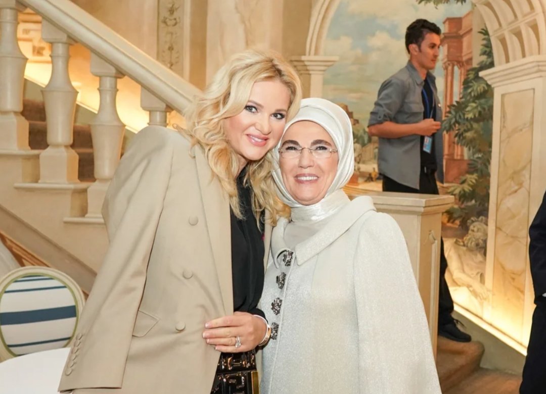 AidamJunior's tweet photo. @FranaSram_ek @DivokyB Náhodou paní Monika má s paní Erdogan příjemný vztah. https://t.co/akVEZoLk6A