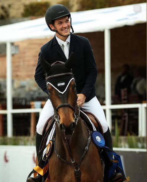 DeportesVMLuis's tweet photo. RETUMBA EL HIMNO NACIONAL EN HOLANDA, MARIANO OÑATE CAMPEON ‼️

La bandera mexicano en lo mas alto en Europa, el jinete mexicano Mariano Oñate,  obtuvo el título en el CSI1* Grand Prix (1.40 m), disputado  en Peelbergen.

Podio
🥇MÉXICO 🇲🇽 
🥈Holanda 🇳🇱 
🥉Portugal 🇵🇹 https://t.co/ifZ6mrHzNg