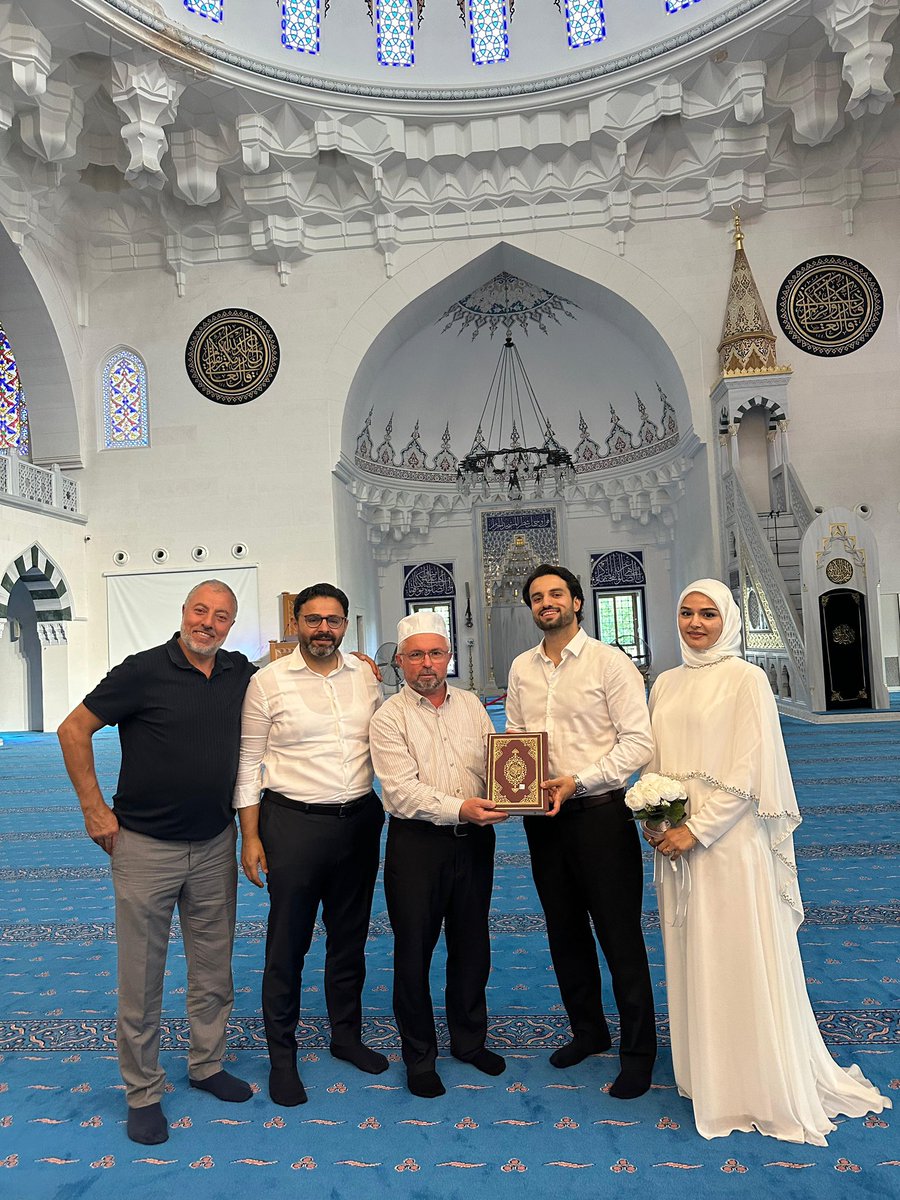 levent_camii's tweet photo. Minare gölgesinde nikah..
￼Genç kardeşlerimiz mürşide ile Mücahit’e mutluluklar diliyoruz. Rabbim iki cihanda aziz eylesin ￼ https://t.co/CNWG5t6arK