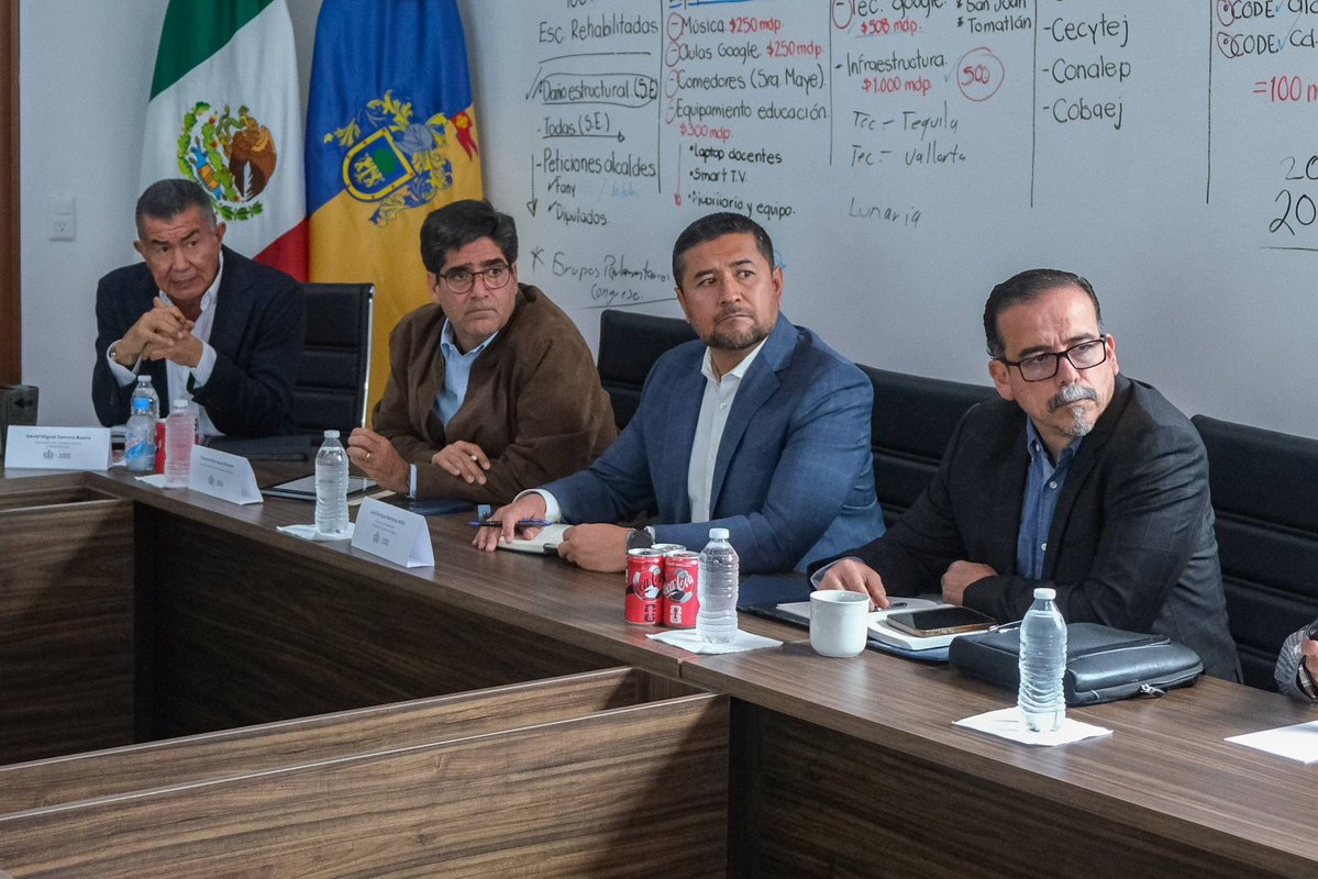 AlbertoEsquerG's tweet photo. ¡Trabajar por el agua es asegurar el futuro y la salud de las familias de Jalisco! 💧🏢✨

En mesa de trabajo con David Zamora, titular de la SIOP, @VeroDelgadilloG, presidenta de Guadalajara y autoridades de la Secretaría de Gestión Integral del Agua, el Siapa y la CEA, trazamos la ruta que hemos de seguir con el objetivo de fortalecer la infraestructura hídrica y afinar los mecanismos que garanticen el abasto de agua limpia y de calidad en la capital y en todo nuestro estado.