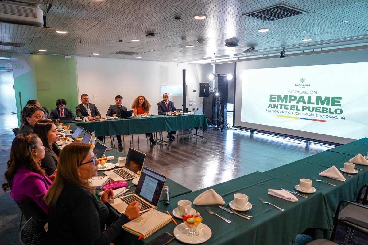 FisicoImpuro's tweet photo. Miren lo que pasó hoy! El ministerio de Ciencia y Tecnología en cabeza de @YeseniaOlayaR, instaló hoy en la mañana la mesa de empalme con inicio a las 9am, pero la gente de Juan Manuel Restrepo nunca llegó y esto no solo pasó con este ministerio, pasó con todas las demás entidades del estado. Los muy cobardes les dio miedo quedar en vergüenza ante los funcionarios del gobierno de Petro.

QUE VERGÜENZA QUE ESA GENTE SEAN QUIENES NOS VAN A GOBERNAR