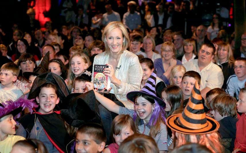 Defytheodds80's tweet photo. From welfare single mum to billionaire author.

J.K. Rowling was rejected by 12 publishers.

She wrote Harry Potter while living on welfare, raising a child alone, and battling depression.

Most people would’ve given up.

She didn’t.

The books became a global phenomenon. 600+ million copies sold. A cultural empire that inspired millions.

Your lowest point can become your launching pad.

Never underestimate what persistence can build.

Defy the odds.