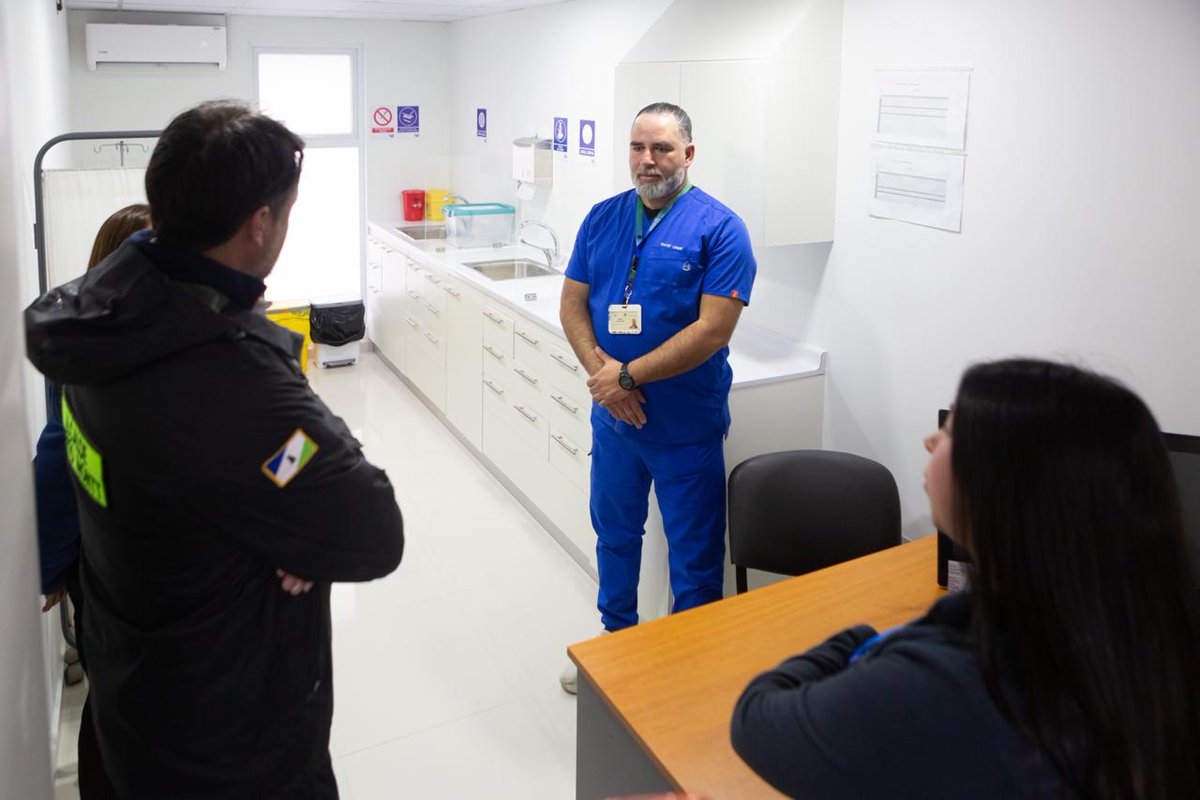 WAINRAIHGT's tweet photo. Visitamos las instalaciones del nuevo Cecosf Llanos de Tenglo, que beneficiará a cerca de 5 mil vecinos de un sector que crece en #PuertoMontt. Avanzamos en materia de #salud, con la reciente remodelación del SAR Padre Hurtado, junto con el programa Protege, que ofrece atención domiciliaria a quienes más lo necesitan.