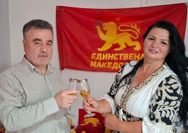 JankoBachev's tweet photo. МАРЕ СТОЈИЛОВА РЕИЗБРАНА ЗА ПРЕТСЕДАТЕЛКА НА ОПШТИНСКИОТ КОМИТЕТ ШТИП

Во просториите на Општинскиот комитет на Единствена Македонија во Штип за претседател на Општинскиот комитет Штип со нов четиригодишен мандат, повторно е избрана Маре Стојилова.

Во согласност со член 37 од Статутот на партијата, во тек е избор на претседатели на сите општински комитети на Единствена Македонија. 

Овој изборен циклус носи и значајна новина - за првпат воведуваме можност за самокандидирање за претседатели на општинските комитети. Со тоа партијата се отвора за сите граѓани кои сакаат активно политички да се ангажираат и да придонесат во остварувањето на визијата и целите на Единствена Македонија. Секој заинтересиран може да достави намера за кандидатура по електронски пат на press@edinstvenamakedonija.mk или во инбокс на официјалната Фејсбук страница. 

Но, во Штип не беше само избор - нашата Маре не воодушеви со македонската традиција и со многу љубов и посветеност лично подготви прекрасен коктел за присутните, збогатен со славеничка торта, како и традиционална македонска погача – гест што уште еднаш ја потврди нејзината гостопримливост, домаќински дух и почитување на македонските обичаи.

Приклучи се на Единствена Македонија!
Цела Македонија - Единствена Македонија!