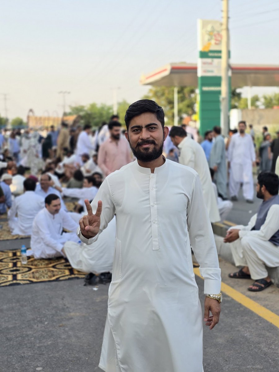 EhsanRasoo23740's tweet photo. عمران خان صاحب کی بہنوں کی ہدایت پر آڈیالہ جیل کے باہر مرشد عمران خان صاحب کی بہنوں سے اظہار یکجہتی کے لیے موجود ۔۔ 
@PTIofficial https://t.co/hKqtMCcC65