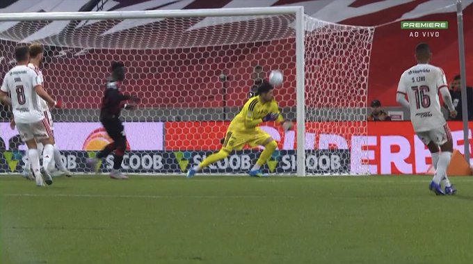 Mengo20150's tweet photo. @Flamengo Esse argentino fragueiro tá feliz #ForaRossi https://t.co/ZlwxsSuRTB