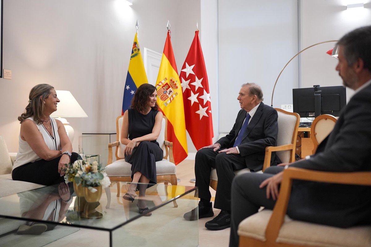 IdiazAyuso's tweet photo. La Comunidad de Madrid destina un millón de euros en ayuda humanitaria a Venezuela.

Gracias a Edmundo González por su visita a esta, que es la casa de todos los venezolanos.

Hoy la lluvia de Madrid acompaña al dolor de este pueblo al que hemos rendido un breve homenaje en Sol. https://t.co/fkNLsAWf7n