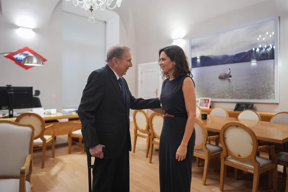IdiazAyuso's tweet photo. La Comunidad de Madrid destina un millón de euros en ayuda humanitaria a Venezuela.

Gracias a Edmundo González por su visita a esta, que es la casa de todos los venezolanos.

Hoy la lluvia de Madrid acompaña al dolor de este pueblo al que hemos rendido un breve homenaje en Sol. https://t.co/fkNLsAWf7n