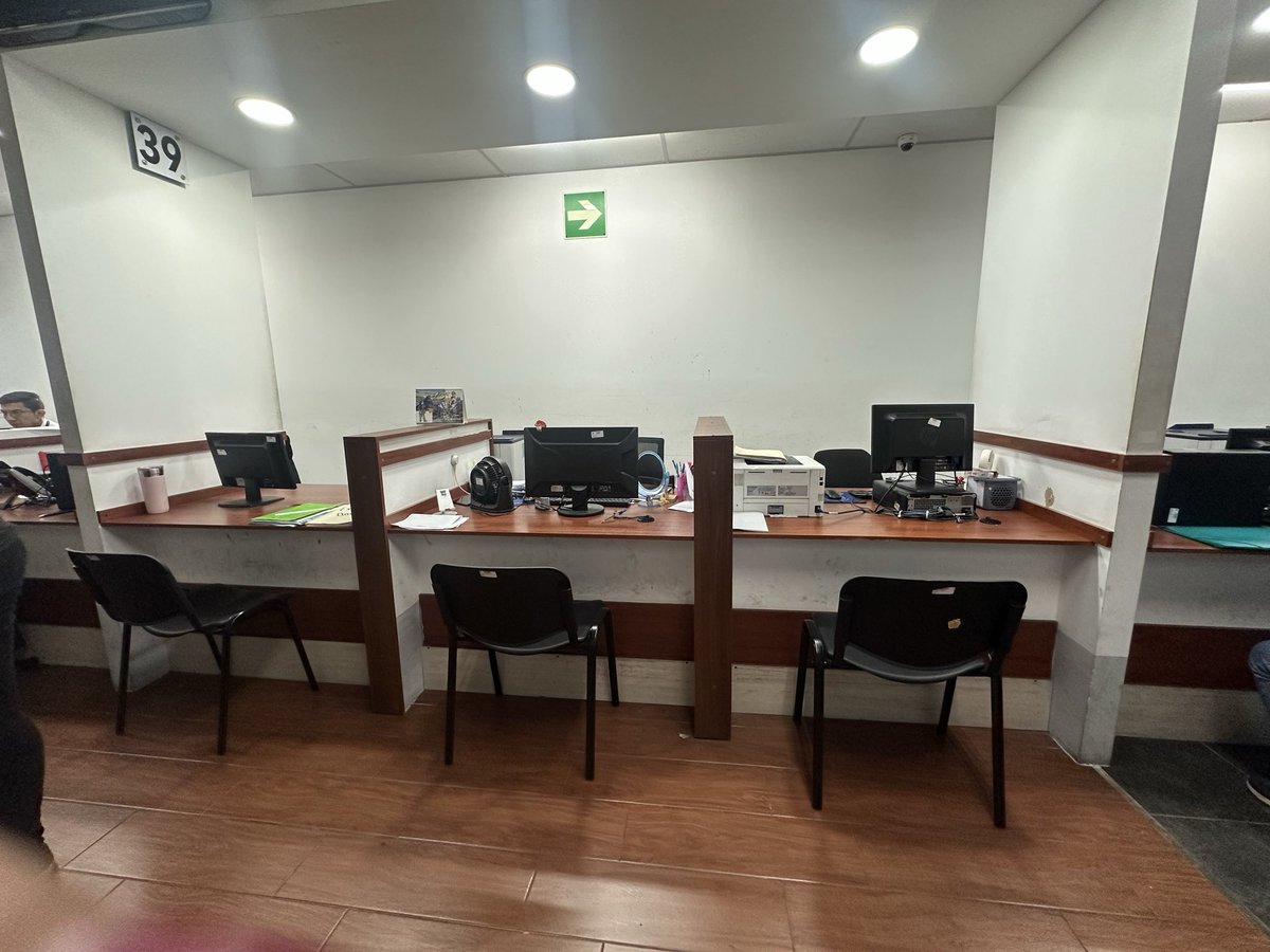 ChaconAngela's tweet photo. @renapgt para qué atienden en jornada única, si igual se largan a almorzar a pesar de haber personas en la fila? Abuso! https://t.co/obeBHHHZms