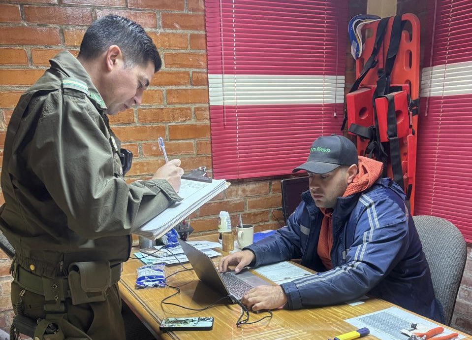 Carab_Maule's tweet photo. 🚔 Carabineros del Retén #Camarico se reunieron con trabajadores y encargados de fundos del sector, entregando recomendaciones de autocuidado y medidas preventivas para evitar robos en lugares no habitados. https://t.co/bwhfUndBVJ