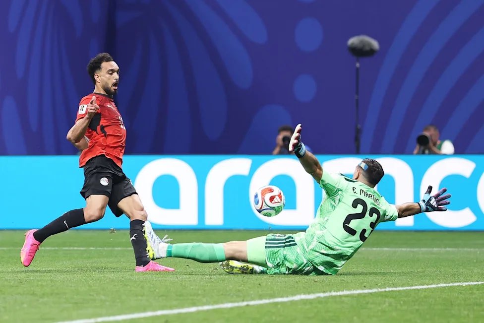 SamyKasmiSKY's tweet photo. تحكيم مونديال 2026 واتهامات للفيفا بمجاملة الأرجنتين! 

واجه المنتخب الأرجنتيني اتهامات واسعة بالاستفادة من قرارات تحكيمية مثيرة للجدل في مونديال 2026. إليكم أبرز الحالات التي أشعلت غضب الجماهير والمحللين: 

🇪🇬🇦🇷 | صدمة الفراعنة في دور الـ 16!

مباراة مصر والأرجنتين شهدت اللقطة الأكثر جدلاً؛ حيث ألغى الحكم الفرنسي ليتكسير هدفاً ثانياً لمصر بعد العودة للـ VAR بداعي خطأ (دهس قدم) في بداية الهجمة. المحللون اعتبروا القرار قاسياً وتوسيعاً مبالغاً فيه لصلاحيات الفيديو لتباعد اللقطة عن المرمى.

كما شهدت المباراة هدف التعادل للأرجنتين، ورفض الحكم العودة لتقنية الفار رغم وجود خطأ سابق على لاعب التانجو وركلة جزاء لـ«صلاح»، يشبه نفس خطأ مروان عطية.

 🇩🇿🇦🇷 | شكوى رسمية وعقوبة دولية!

في دور المجموعات، قدم الاتحاد الجزائري (FAF) شكوى رسمية للفيفا ضد الحكم سيمون مارسينياك بسبب 3 حالات مؤثرة، أبرزها التدخل العنيف على عيسى ماندي دون عقوبة. المثير أن الفيفا عاقب لاحقاً حكم الـ VAR المسؤول عن اللقاء بسبب أخطائه!

 🇨🇻🇦🇷 | حرمان الرأس الأخضر في دور الـ 32!

مفاجأة البطولة "الرأس الأخضر" عانت أيضاً؛ حيث تم التغاضي عن ركلة حرة حاسمة لهم على مشارف المنطقة في الدقائق الأخيرة، بالإضافة إلى قيام الحكم درو فيشر بإيقاف اللعب لعلاج لاعب أرجنتيني في توقيت ركنية حاسمة للرأس الأخضر، مما كسر زخمهم الهجومي.

لقطات أشعلت منصات التواصل:

إفلات الأسطورة ليونيل ميسي من طرد مباشر بعد تدخل اتسم بالعنف والعدائية ضد لاعب النمسا، واكتفاء الحكم ببطاقة مخففة.

هدف جيوفاني لو سيلسو من ركلة حرة مباشرة أثارت الشكوك، حيث أظهرت الإعادات عدم وجود تلامس حقيقي يبرر احتساب المخالفة.

#كاس_العالم_٢٠٢٦ 
#مصر_الأرجنتين