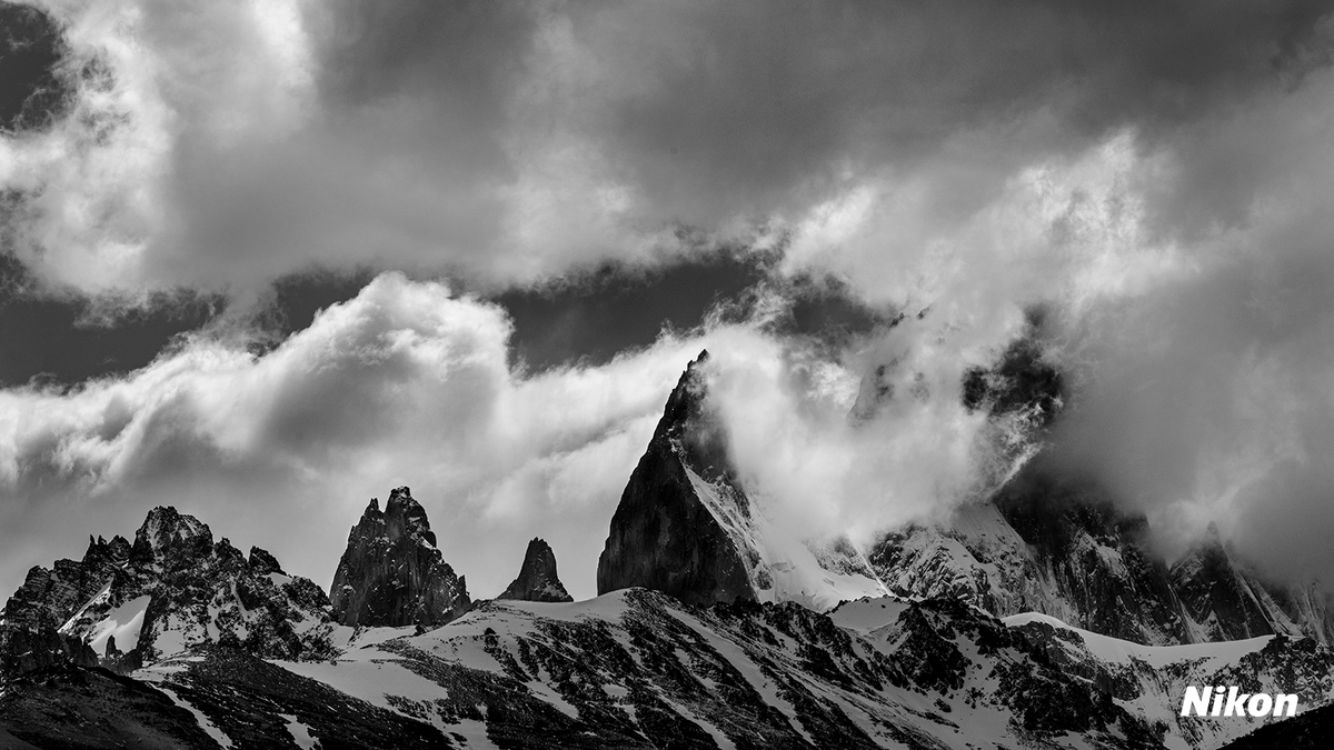 NikonMX's tweet photo. Nuestra embajadora @nicolefholmes encuentra inspiración en paisajes que invitan a detenerse y observar 📸💛 En esta selección de imágenes, las montañas de la Patagonia y sus imponentes cumbres revelan cómo la luz transforma la manera de mirar el mundo.

#NikonMx #EmbajadoresNikon https://t.co/FHU7ZSUah8
