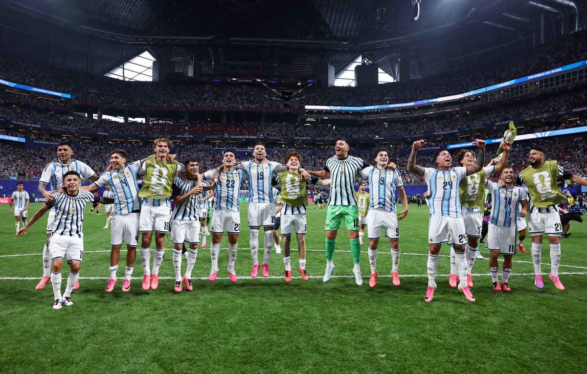 Argentina's tweet photo. 🏆 #FIFAWorldCup 

Defendiendo los colores con el corazón en cada jugada. 

¡GRACIAS EQUIPO! 💙🤍🇦🇷 https://t.co/E1U8tb218c
