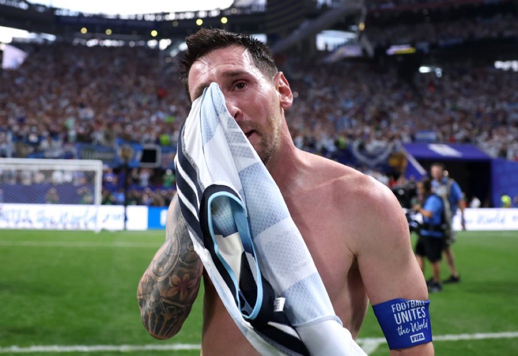 Somhiseremfcb's tweet photo. 🗣️Lautaro Martínez: "Cuando vi a Leo Messi llorando en la cancha, le dije que yo también lloré porque se lo merece". https://t.co/gdUnSaaM1T