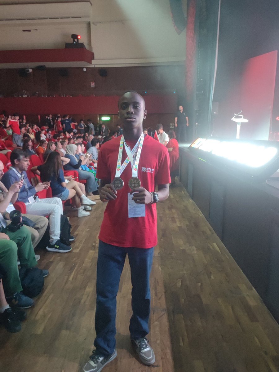 chudy_jnr's tweet photo. “I want a Nigeria where the son of a nobody can become a somebody without having to bribe anybody.” Peter Obi 2024

His name is Chimdiebube Onwubiko.

🥇 Gold Medal in Mathematics
🥈 Silver Medal in Science

From conquering Enugu to Abuja, then Rome, he is now officially the best Junior Secondary Mathematics student in the world.

Greatness in the making🐐