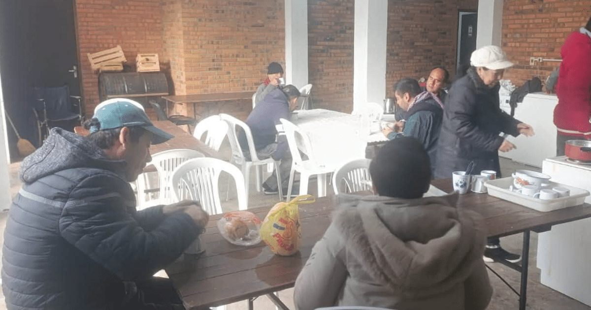 EPInoticias's tweet photo. 🇵🇾 #Nacionales El frío trajo una novedad al albergue municipal

Cinco especialidades médicas para dormir bajo techo.

📊 La Municipalidad de Asunción habilitó este martes 7 de julio una clínica móvil en el albergue "Asunción Abriga", en el barrio San Jerónimo. Ofrece clínica médica, pediatría, nutrición, odontología y fonoaudiología. Prioridad: las personas en situación de calle, las más expuestas al frío extremo.

🩺 El albergue funciona de 18:00 a 9:00 — cena caliente, duchas, lavado de ropa, sectores diferenciados por género, protocolos para menores y para casos de violencia, ambulancia y apoyo policial. El promedio ronda las 25 personas por noche y ya subió con la ola de frío.

Contacto para reportar traslados o donar abrigos y calzados: 0984 560 326.

🧵 Abro hilo