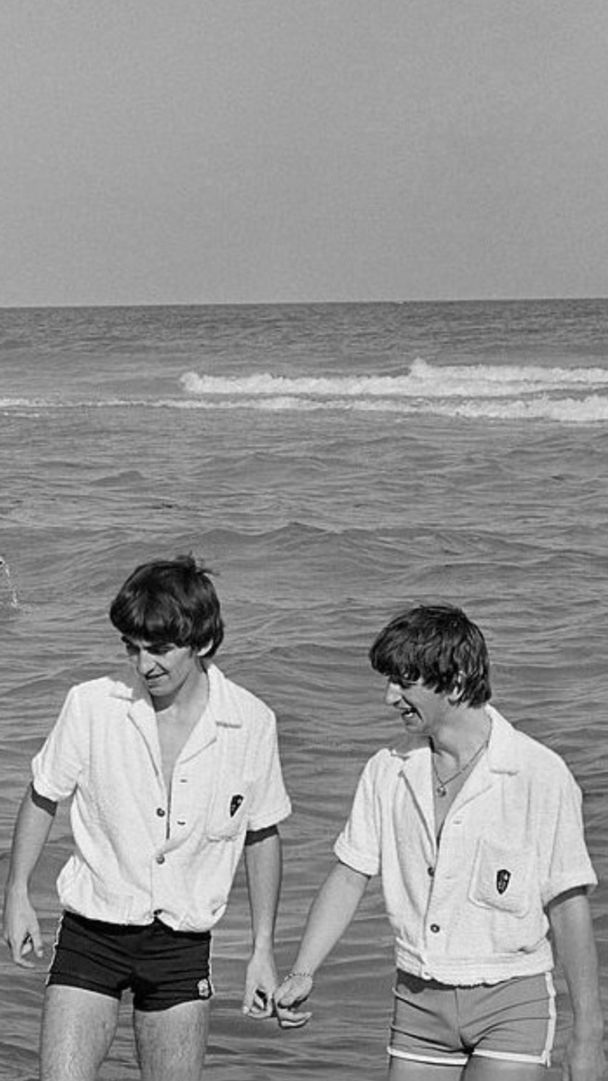 rambypaul's tweet photo. insane enough to pretend they were about to hold hands here https://t.co/kT3WQJlXro