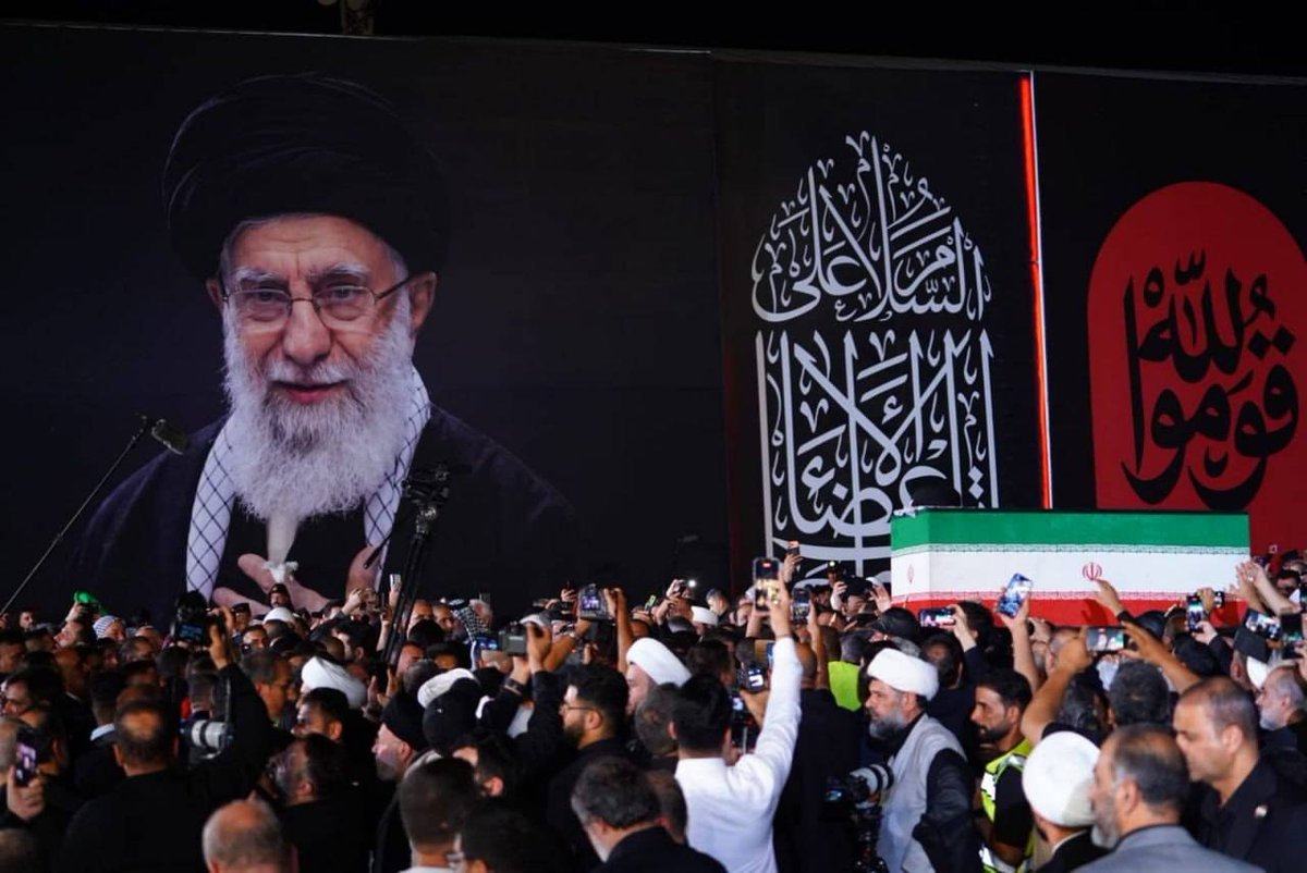 Shough003's tweet photo. یروی مسؤول الحماية:
کَرّر السید القائد مراراً: «ألا توجد أیة طریقة لأذهب إلی کربلاء؟»
 قال له: «إن لم یتسن لی ذلك، فاحملوا جثماني إلی کربلاء»

الذی کان سبب زیارتنا جمیعاً سيلتقي بإمامه قریباً🥺💔

#تشييع_شهيد_الله 
#أول_زائر_في_الأربعين https://t.co/wmlLof5rqK