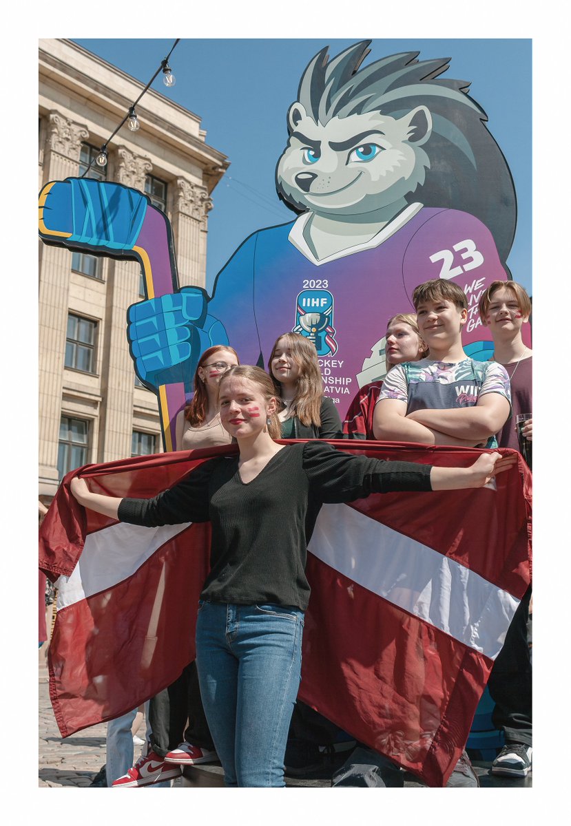 Xkonts's tweet photo. V.2023. Latvijas hokeja izlases fane ar Latvijas karogu Doma laukumā. Publiska spēles tiešraide. #Domalaukums #Rīga #sports #Latvia https://t.co/D2T69cggy9