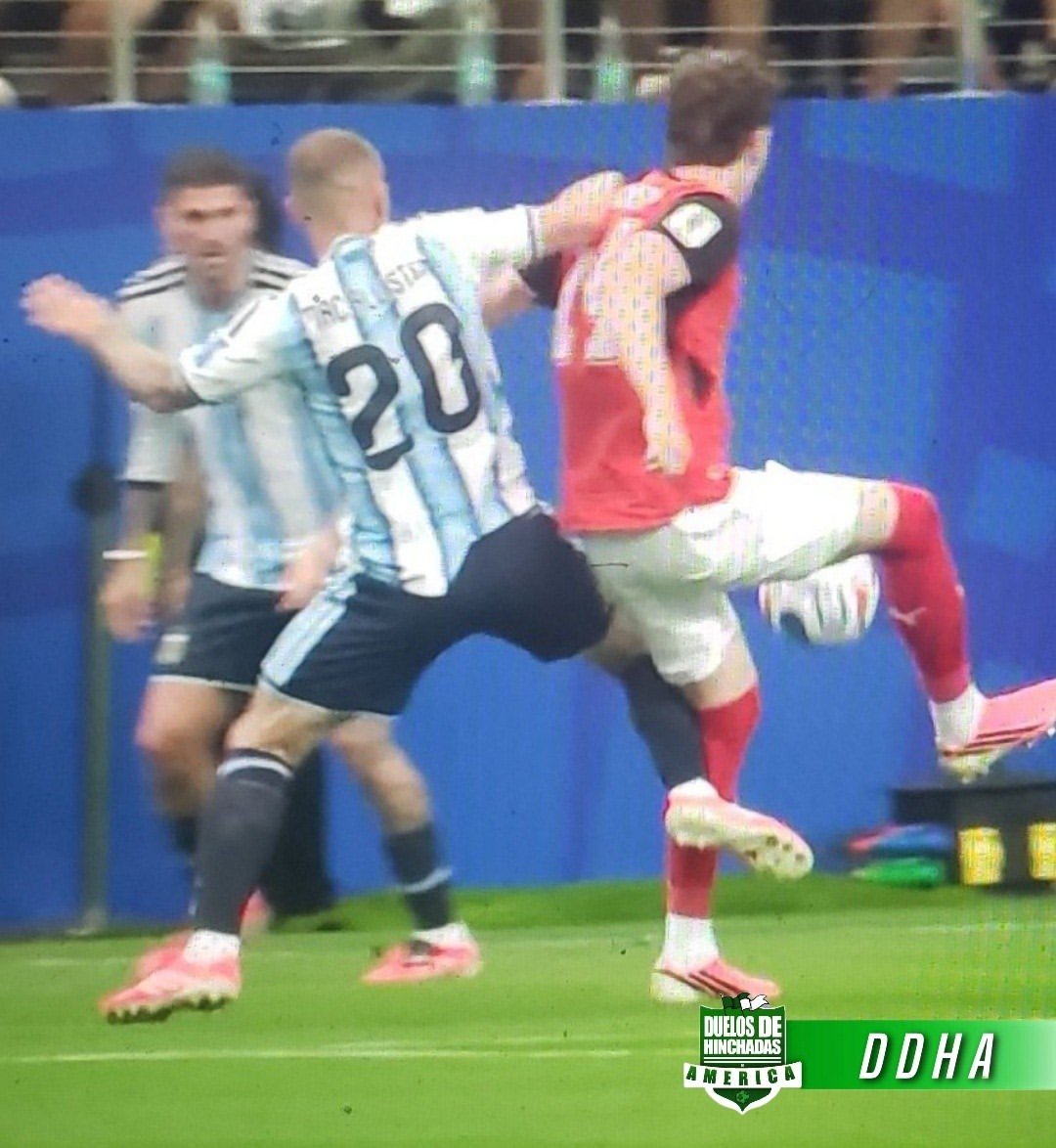 darthm22's tweet photo. @JoseRam77817560 @leoncitodelfut Viejo, ya lo puse en otra respuesta pero esto es a lo que me refiero, la de macallister terminó en gol, no se reviso.
Sin contar que la de Lautaro fue también zape jajaja, y la del primer partido, ni hablar. Pepr ya vimos que a Balogun le quitaron la tarjeta por lo mismo. https://t.co/bvDaQG8ajV