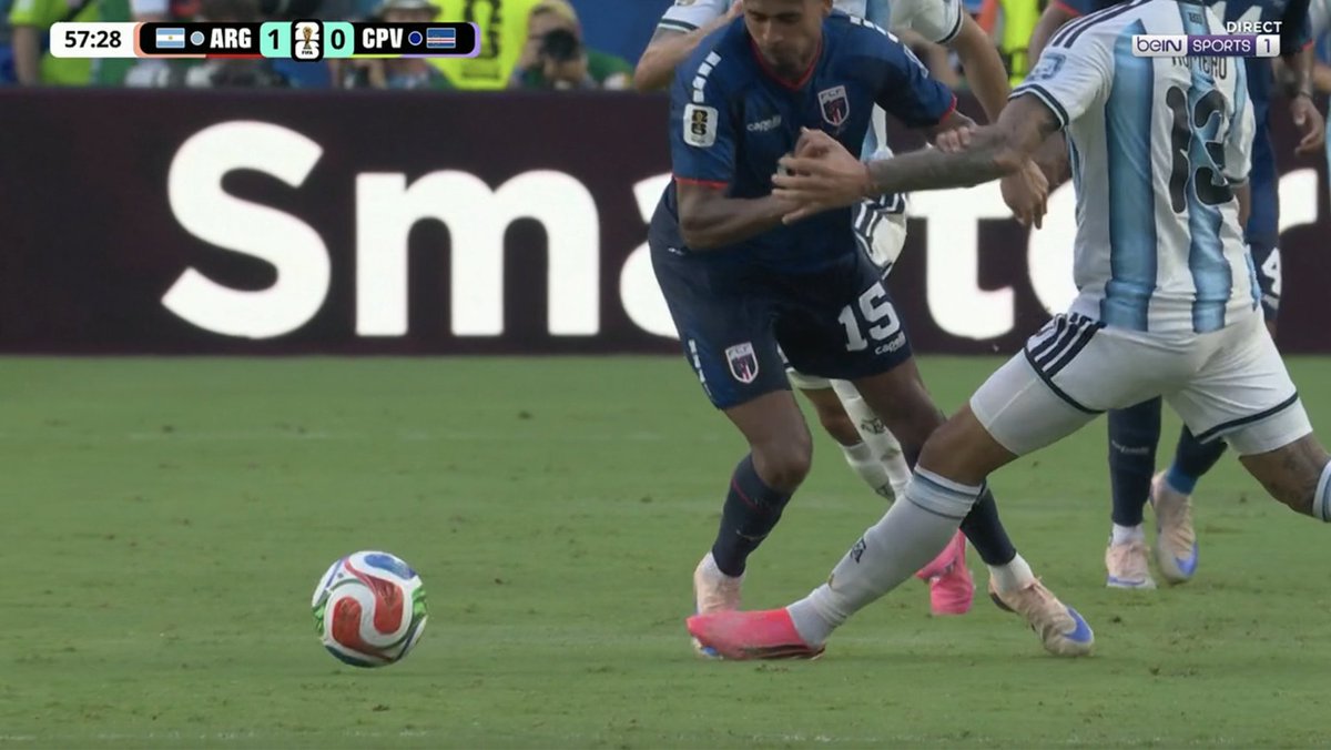 darthm22's tweet photo. @JoseRam77817560 @leoncitodelfut Viejo, ya lo puse en otra respuesta pero esto es a lo que me refiero, la de macallister terminó en gol, no se reviso.
Sin contar que la de Lautaro fue también zape jajaja, y la del primer partido, ni hablar. Pepr ya vimos que a Balogun le quitaron la tarjeta por lo mismo. https://t.co/bvDaQG8ajV