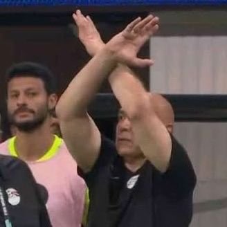 lumpkinspice's tweet photo. طبقا لقانون الفيفا إللي اتعمل في ٢٠٢٤ لما الحركة دي تحصل معناها ان فيه فعل عنصري ما حصل و لازم الحكم يوقف اللعب و يسمع المدرب أو اللي عمل الحركة بل يمكن يرجع كل اللعيبة غرف الملابس ١٥ دقيقة لحد ما يحل المشكلة.
الحكم ماسمعش حسام و إداله انذار و ادى طرد لمدرب حراس المرمى و ادى انذار لشوبير و فتحي علشان بيقولوله بص على الڤار.
دمي محروق محرووووووق 🫠🫠🫠🫠