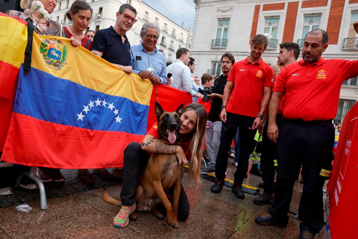 IdiazAyuso's tweet photo. Profundamente orgullosos de la humanidad y profesionalidad del equipo del ERICAM desplazado a Venezuela. 

Gracias por haber sido los primeros en llegar, en trabajar contrarreloj por la vida. 

Emocionantes testimonios que han traído de vuelta. https://t.co/iioxtdWY1B